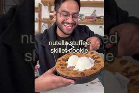 I Made A GIANT Nutella Stuffed Skillet Cookie! 🤤 | Eggless Pizookie Recipe #SHORTS