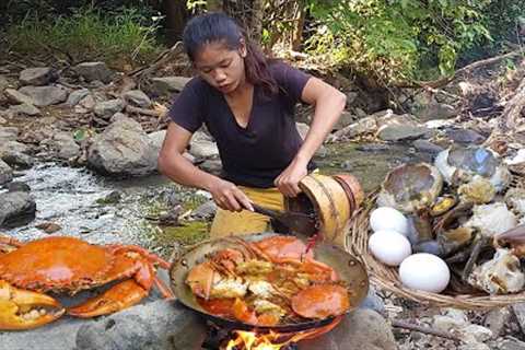 Big crabs curry spicy delicious with duck eggs for dinner - Survival cooking in forest