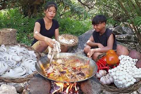 Yummy! Octopus curry spicy chili with mushroom potato for lunch - Survival cooking in forest