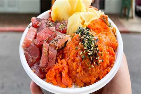 Where can i find hawaiian-style ahi poke bowls in honolulu?