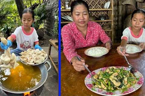 Smart girl Pich cook yummy pork intestine for grandma - Cooking with Sreypich