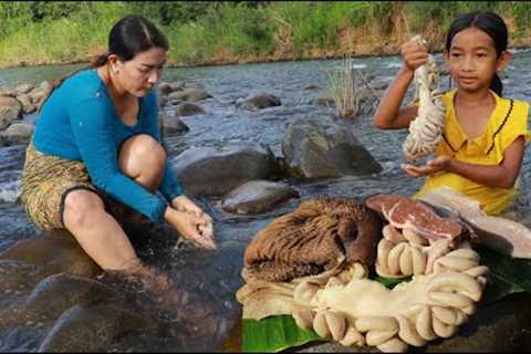 Mother Cooking beef intestine .stomach .tongue with vegetable recipe- Cooking eating delicious