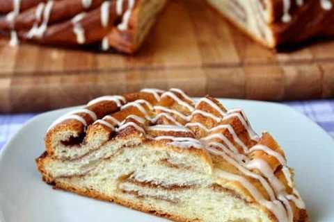 Cinnamon Roll Couronne – a brunch table showstopper!